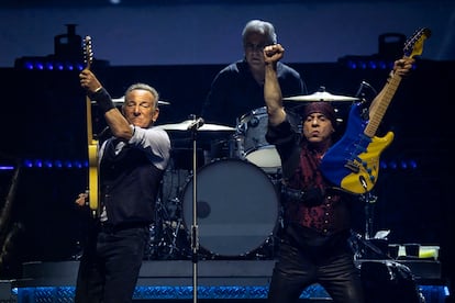 Bruce Springsteen, junto a Steven Van Zandt, el sábado en el estadio de Anoeta, en San Sebastián.
