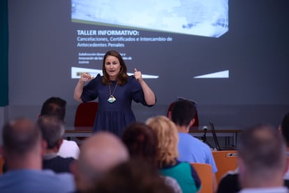 Arancha Indurria, coordinadora de área de registros de apoyo a la actividad Judicial, durante el taller informativo impartido en el Centro de Inserción Social Máximo Casado de Valladolid, este miércoles.