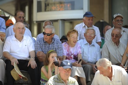 Aunque el termómetro marca 32º, la sensación de calor de estos ancianos alaveses era mayor por la humedad