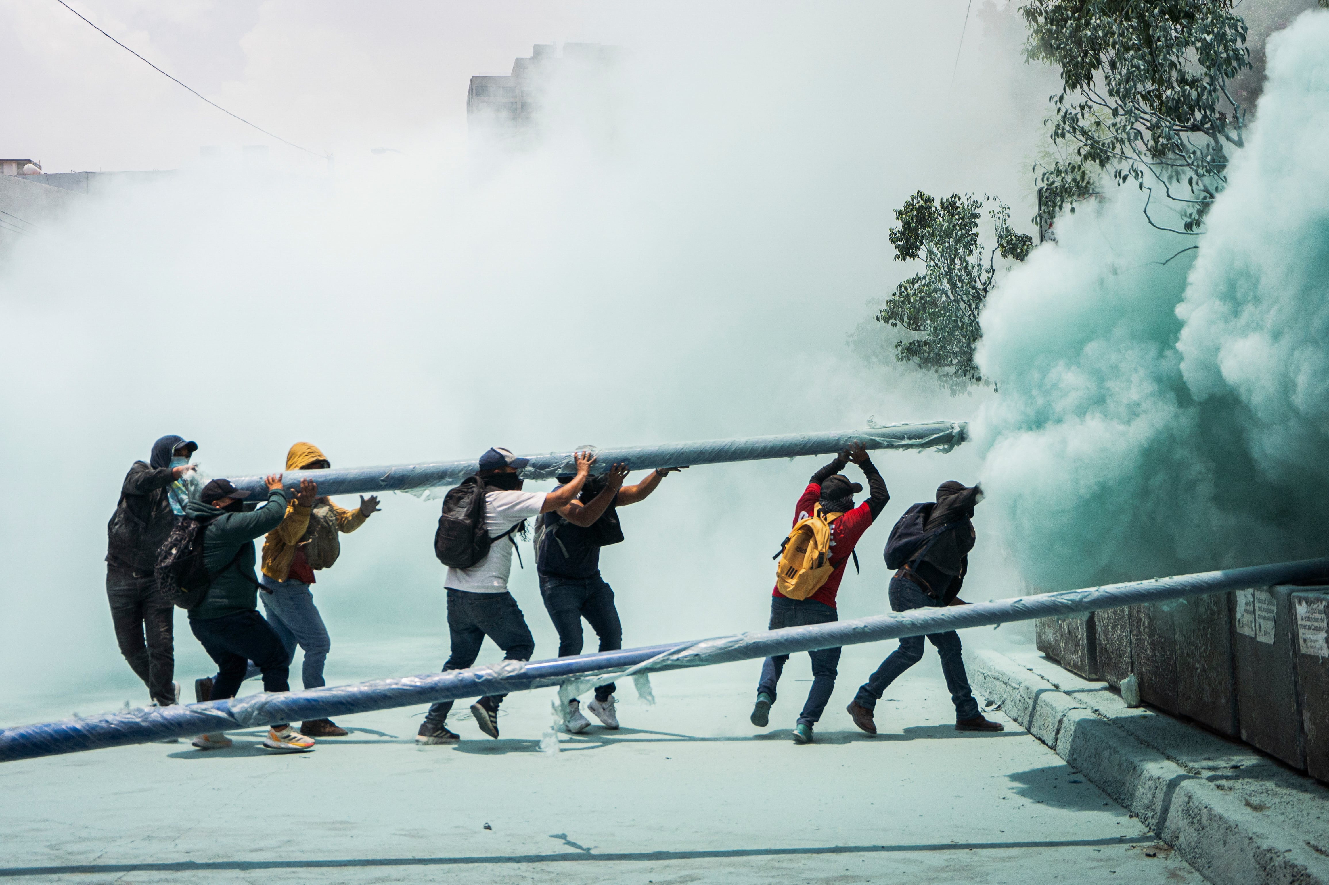 Los maestros de la CNTE irrumpen en las instalaciones de la Secretaría de Educación en Ciudad de México