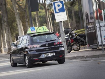 Un cotxe d'autoescola en un carrer de Barcelona.