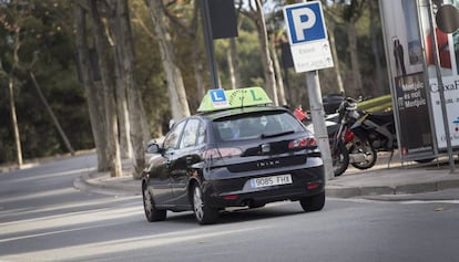 Un cotxe d'autoescola en un carrer de Barcelona.