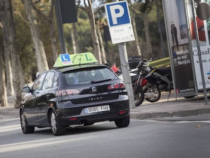 Un coche de autoescuela en una calle de Barcelona.