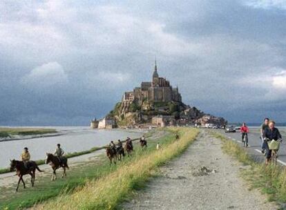 Vista del Mont Saint-Michel, desde la carretera-dique que le une a la costa en la actualidad.