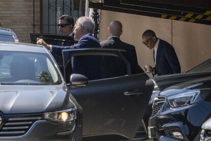 Barack Obama llegó a Sevilla en la medianoche del martes y se alojó en el hotel Alfonso XIII. En la foto, el expresidente de Estados Unidos, a la salida del garaje del Alfonso XIII este miércoles en Sevilla.