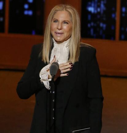 <p>La cantante y actriz Barbra Streisand ha sido y sigue siendo un icono para la comunidad LGTB por sus largos año de apoyo y lucha al colectivo. En su carta, la artista recuerda que la primera vez que cantó para un público que había pagado para verla fue en el club gay The Lion de Greenwich, cuando tenía 18 años.</p> <br> <p> <p> “La comunidad gay me apoyó desde el principio, y siempre estaré agradecida”, escribe en una carta en la que recuerda que durante 25 años trató de llevar a la gran pantalla la obra 'The Nornal Heart', “una poderosa historia sobre el derecho de todo el mundo a amar”. “Hoy el matrimonio igualitario es la ley, y eso merece un brindis, por todos nosotros, porque todos somos únicos y bellos a nuestra manera y con derecho a amar y a ser amados por quienes elijamos”.</p> <br> <p>