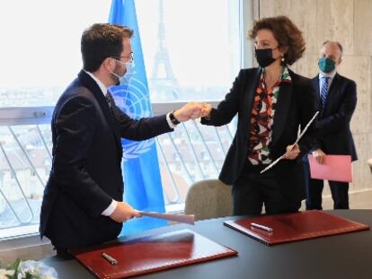 El presidente de la Generalitat, Pere Aragonès, con la directora general de la Unesco, Audrey Azoulay, durante su visita a París