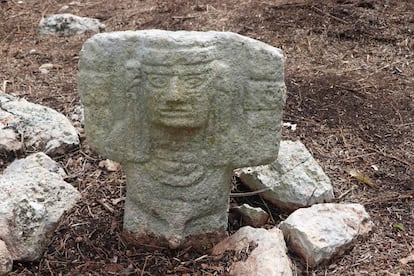 escultura de un atlante en Chichén Viejo