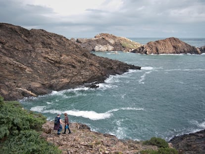 La propuesta es perfecta para pasar un día lleno de luz y magníficas vistas: recorrer a pie uno de los mejores tramos de la Portlligat y la Casa-Museo de Dalí; desde allí se sigue la carretera hacia la pequeña playa de s’Alqueria para continuar, posteriormente, por el sendero Cap de Creus. El pedregoso trazado zigzaguea durante casi tres kilómetros, arriba y abajo, por laderas cubiertas de matorral hasta el faro del cabo de Creus, con pequeñas y sugerentes calas justo a sus pies. Tras disfrutar del panorama y reponer fuerzas en alguno de sus restaurantes, se puede alargar la excursión hasta el propio cabo, el punto más oriental de la península Ibérica, antes de volver a Cadaqués. La excursión, de dificultad moderada, se estira unos 15 kilómetros por senderos y caminos que pueden llevarnos entre cinco o seis horas, ida y vuelta.