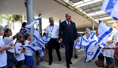 Netanyahu, en una escuela primaria, este domingo.