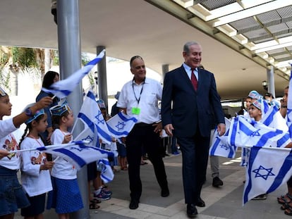 Netanyahu, en una escuela primaria, este domingo.