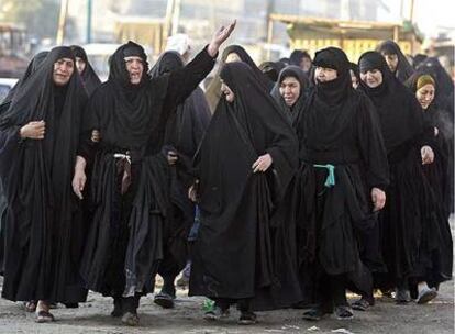 Un grupo de mujeres iraquíes, durante el funeral por los fallecidos en uno de los atentados de hoy en Bagdad.