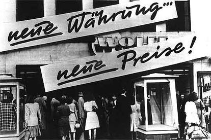 Una tienda alemana con un cartel que dice "nueva moneda, nuevos precios", después de la II Gran Guerra.