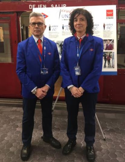Dos trabajadores de Metro, con el nuevo uniforme.
