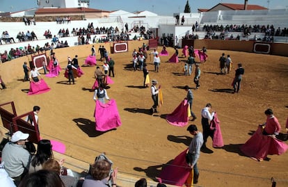 Clase práctica de los alumnos de la Escuela Taurina de Badajoz.