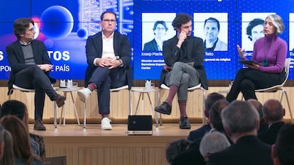 Desde la izquierda, Ignacio Azorín, director general de Estrategia Digital de la Comunidad de Madrid; Josep María Martorell, director adjunto del Barcelona Supercomputing Center; César Tello, director general de Adigital, y Eulalia Flo, vicepresidenta de Spain DC y consejera delegada de Equinix.