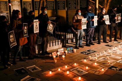 Varias personas colocan velas y fotos de los periodistas asesinados durante una vigilia para exigir justicia y protección del Gobierno federal tras los asesinatos de tres reporteros en menos de un mes, en la Plaza del Periodista en Ciudad Juárez (México).