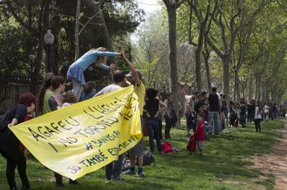 Cadena humana en el interior del Parc de la Ciutadella.