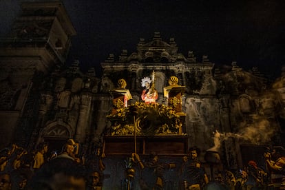 Fieles participan en la procesión de Jesús del Gran Poder, en la iglesia La Merced en Granada (Nicaragua).