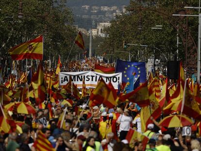 Miles de personas, este domingo en Barcelona en protesta contra la amnistía a los encausados por el ‘procés’.