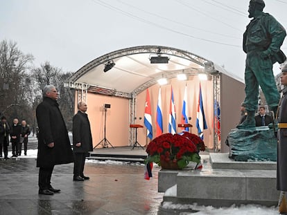 El presidente de Cuba, Miguel Diaz-Canel, y su homólogo ruso, Vladímir Putin, este martes en la inauguración del monumento a Fidel Castro en Moscú.