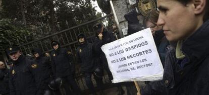 Agentes antidisturbios impiden el paso al Rectorado de la Politécnica donde los trabajadores se concentran contra 301 despidos.