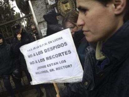 Agentes antidisturbios impiden el paso al Rectorado de la Polit&eacute;cnica donde los trabajadores se concentran contra 301 despidos.