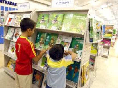 Imagen de dos niños observando los libros de texto en unos grandes almacenes madrileños. EFE/Archivo
