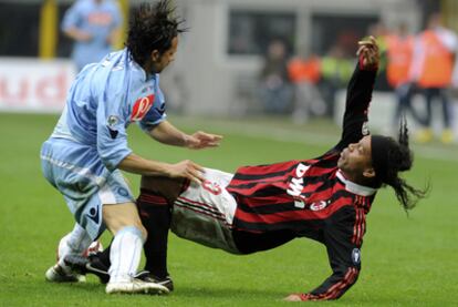 Ronaldinho cae al suelo ante la entrada de Grava.