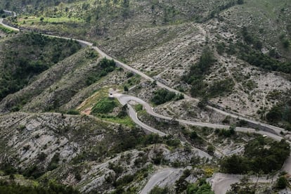 Por la mediática y fotogénica carretera de montaña del Col de Turini, en el departamento francés de los Alpes Marítimos, discurre uno de los tramos más conocidos del Rally de Montecarlo: 32 kilómetros que serpentean a más de 1.600 metros de altura, con más de 30 horquillas o curvas cerradas y una recta de apenas 50 metros donde miles de aficionados se congregan para ver pasar a los pilotos. Apareció en la décima temporada del programa de la televisión británica 'Top Gear', el espacio de coches más visto del mundo, cuando sus presentadores salieron a la caza de las mejores carreteras para conducir del planeta.