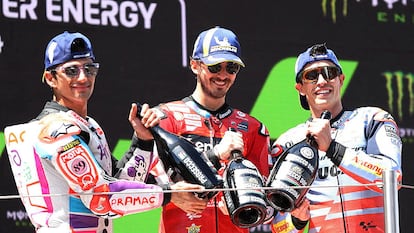 De izquierda a derecha, Jorge Martín, Pecco Bagnaia y Marc Márquez, en el podio del GP de Catalunya.