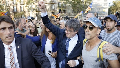 Carles Puigdemont en su regreso a España ante una multitud reunida a las puertas del Parlament.