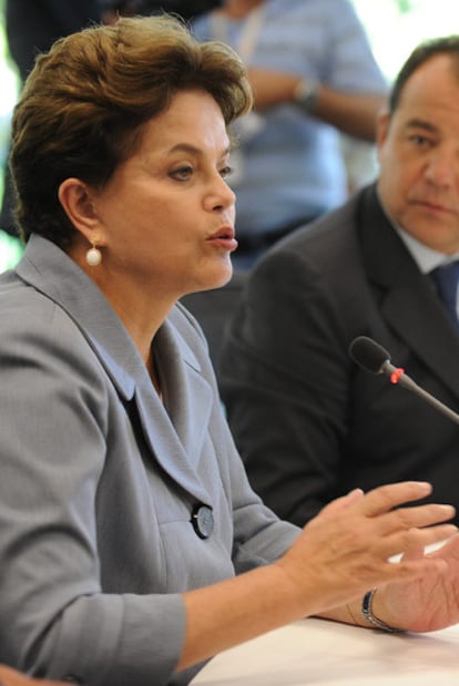 La presidenta brasileña Dilma Rousseff anuncia la construcción de viviendas para los damnificados por las lluvias.