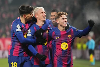 Gerard Martín, Dani Olmo y Fermín López celebran el tercer gol del Barcelona.
