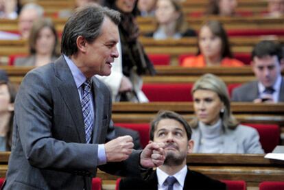 Artur Mas, en el Parlament, hablando ante el presidente del grupo de CiU, Oriol Pujol.