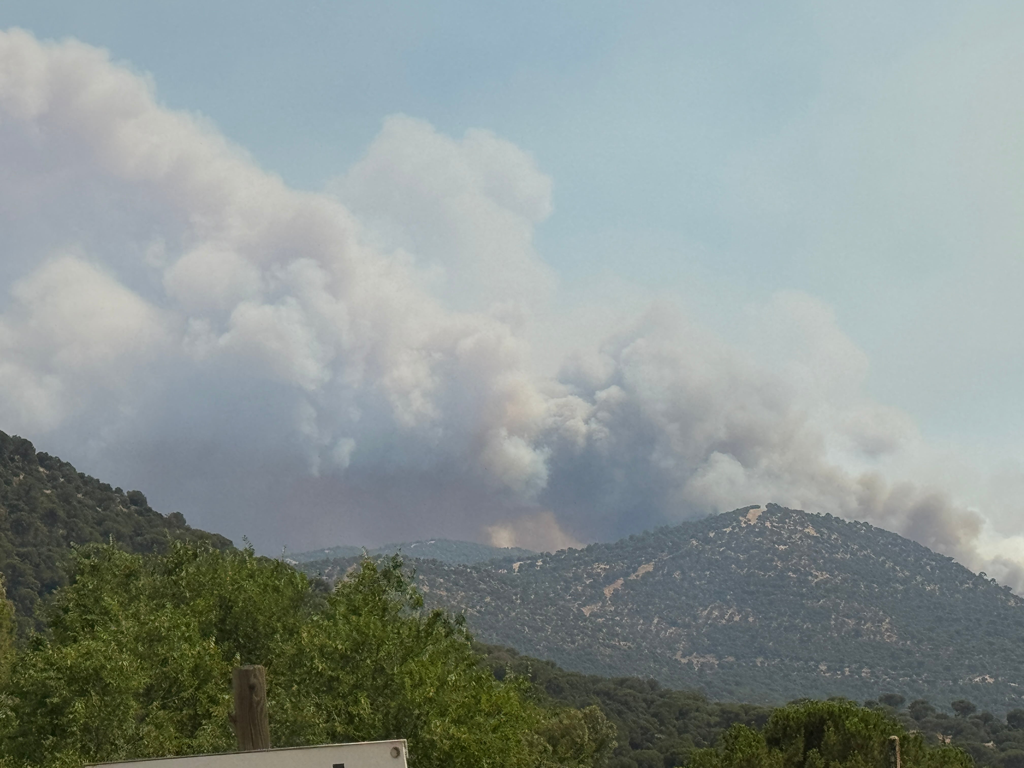 Personas desalojadas aguardan en el polideportivo de Cebreros, mientras esperan noticias sobre el avance del incendio.