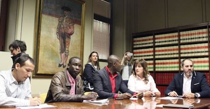 El alcalde de Sestao, Josu Bergara, a la derecha, en la reunión con asociaciones de inmigrantes, Secretariado Gitano y Cáritas.