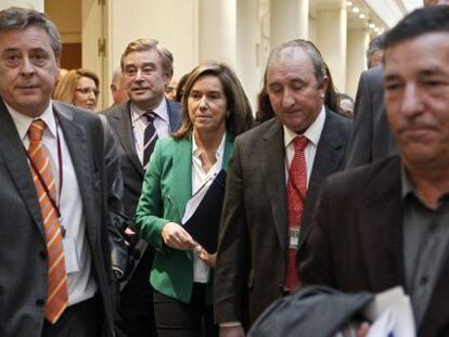 Ana Mato, en los pasillos del Senado durante la sesi&oacute;n de control al Gobierno.