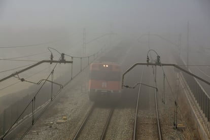 Un tren de la Rodalies circula entre Masnou i Premià.