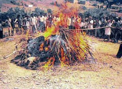 Pira funeraria en la que una mujer se inmola junto a su marido muerto en el Estado de Madhya Pradesh en 2002.