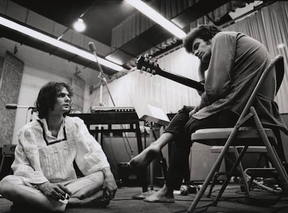 Al Kooper, con blusa blanca, y Mike Bloomfield, en las grabaciones.