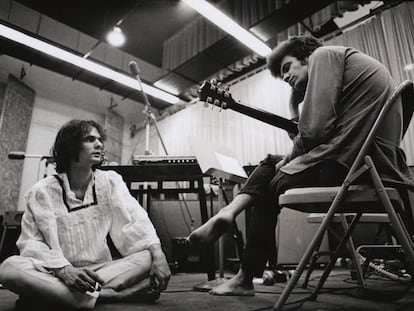 Al Kooper, con blusa blanca, y Mike Bloomfield, en las grabaciones.