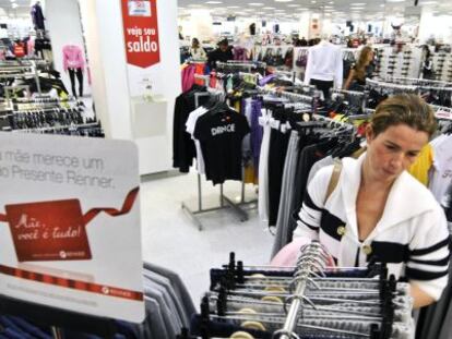 Una mujer, de compras en una tienda de Sao Paulo.