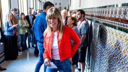 Begoña López y, a sus espaldas, Pedro Sánchez este domingo ante la mesa electoral ubicada en el colegio de Nuestra Señora del Buen Consejo de Madrid.