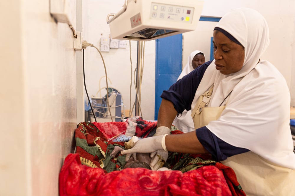 Caminar desde las cinco hasta las nueve de la mañana para dar a luz: la crisis de muertes maternas amenaza con agravarse por los recortes de financiación