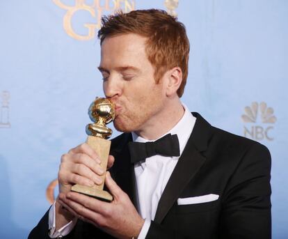 Damian Lewis besa su segundo Globo de Oro consecutivo a mejor actor de serie dramática por su papel protagonista en 'Homeland'.