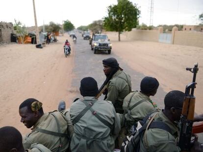 Soldados malienses entran a la ciudad de Tombuctú este lunes.