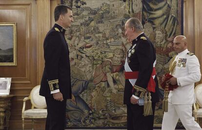 Don Juan Carlos ha colocado el fajín de capitán general de las Fuerzas Armadas a su hijo el rey Felipe VI.