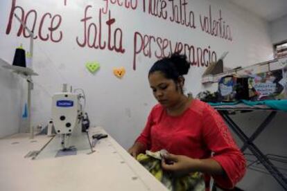 Marisela Ruiz, de 23 años, cose una mochila para Chureca Chic, en Managua.