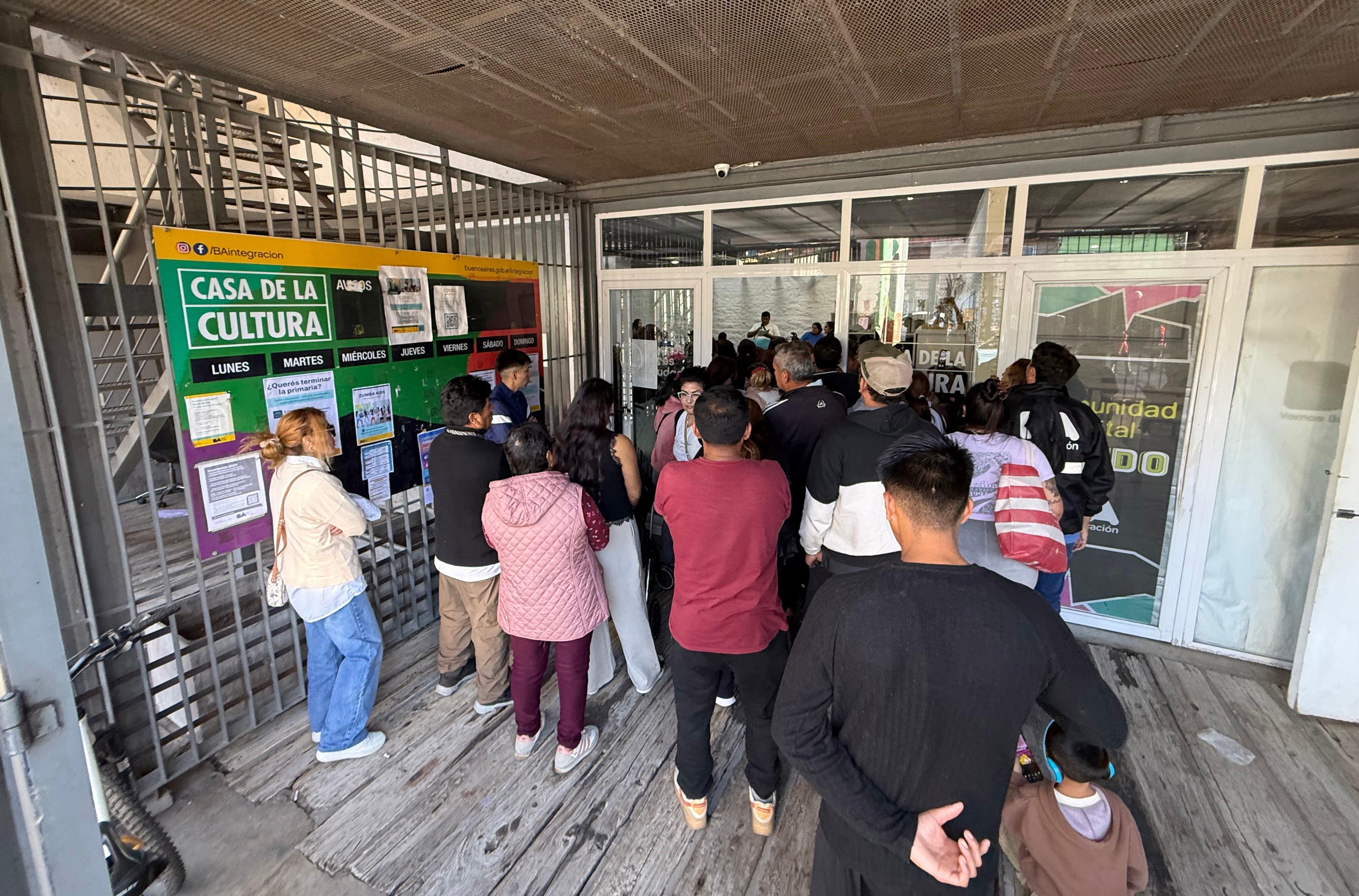 Asamblea de vecinos hablando sobre los problemas en el barrio.